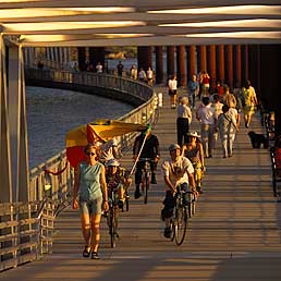 cyclists_esplanade.jpg