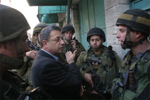 mustafa.barghouthi.stopped.by.israeli.soldiers.from.entering.hebron.jpg